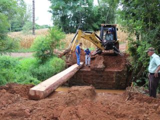 Secretaria de Obras de Tio Hugo reforma ponte na localidade Posse de Barão