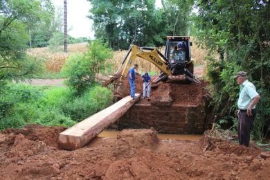 Secretaria de Obras de Tio Hugo reforma ponte na localidade Posse de Barão