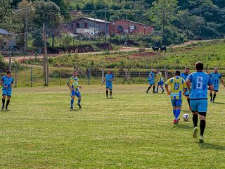 Tio Hugo lidera competição regional de futebol de campo em duas categorias
