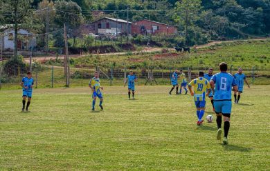 Tio Hugo lidera competição regional de futebol de campo em duas categorias