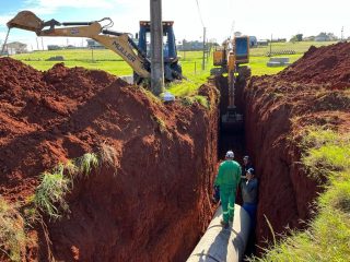 Secretaria de Obras trabalha na ampliação das redes de drenagem no Bairro Progresso