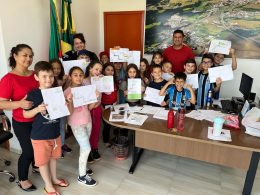 Estudantes da rede municipal de ensinam visitam o gabinete do prefeito