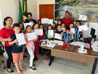 Estudantes da rede municipal de ensinam visitam o gabinete do prefeito