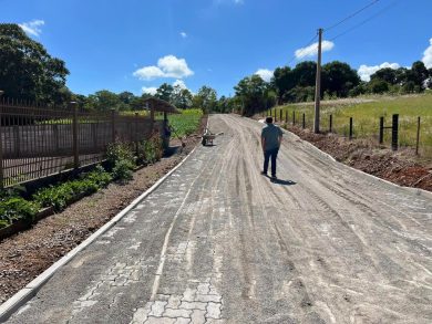 Prefeito em exercício Geder Follmer acompanha obras pelo município