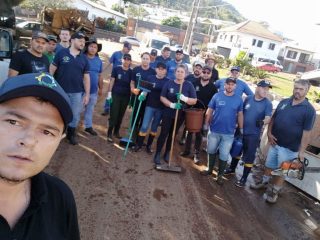 Tio Hugo envia voluntários e equipamentos para auxiliar na limpeza de Muçum