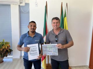 Prefeito Gilso Paz recebe o relatório anual das atividades desenvolvidas pela Emater no município