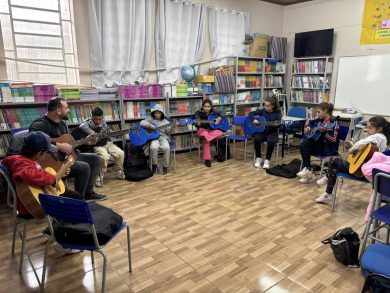 ulas de violão gratuitas fazem parte das oficinas oferecidas para crianças e jovens de Tio Hugo