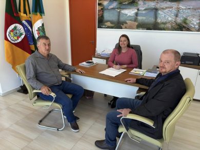 Prefeita Valduze transmite o cargo para o presidente da Câmara de Vereadores Delcio Wiedthauper
